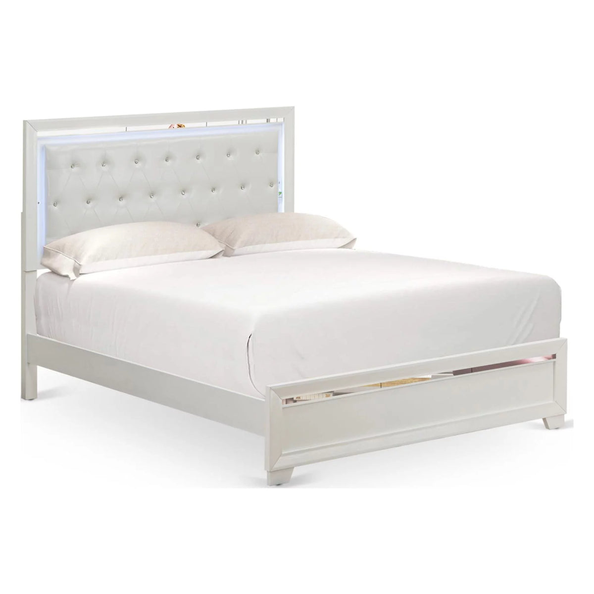 3 Pc Wooden Queen Bedroom Set with Dresser and Mirror M81615