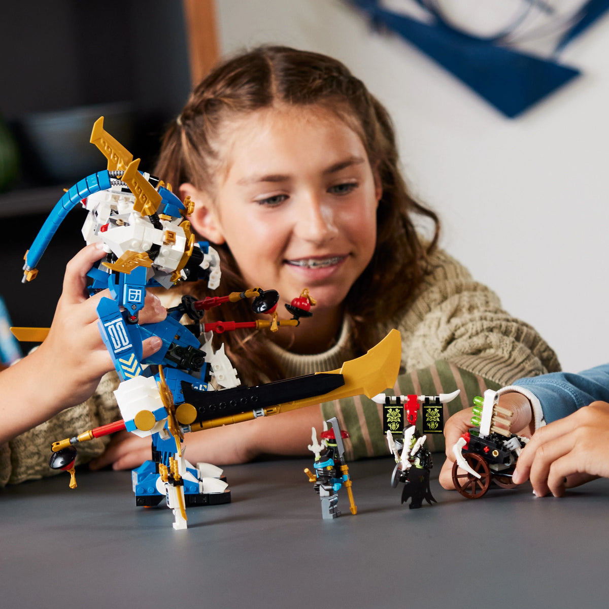 Buildable Action Figure with 5 Minifigures E942